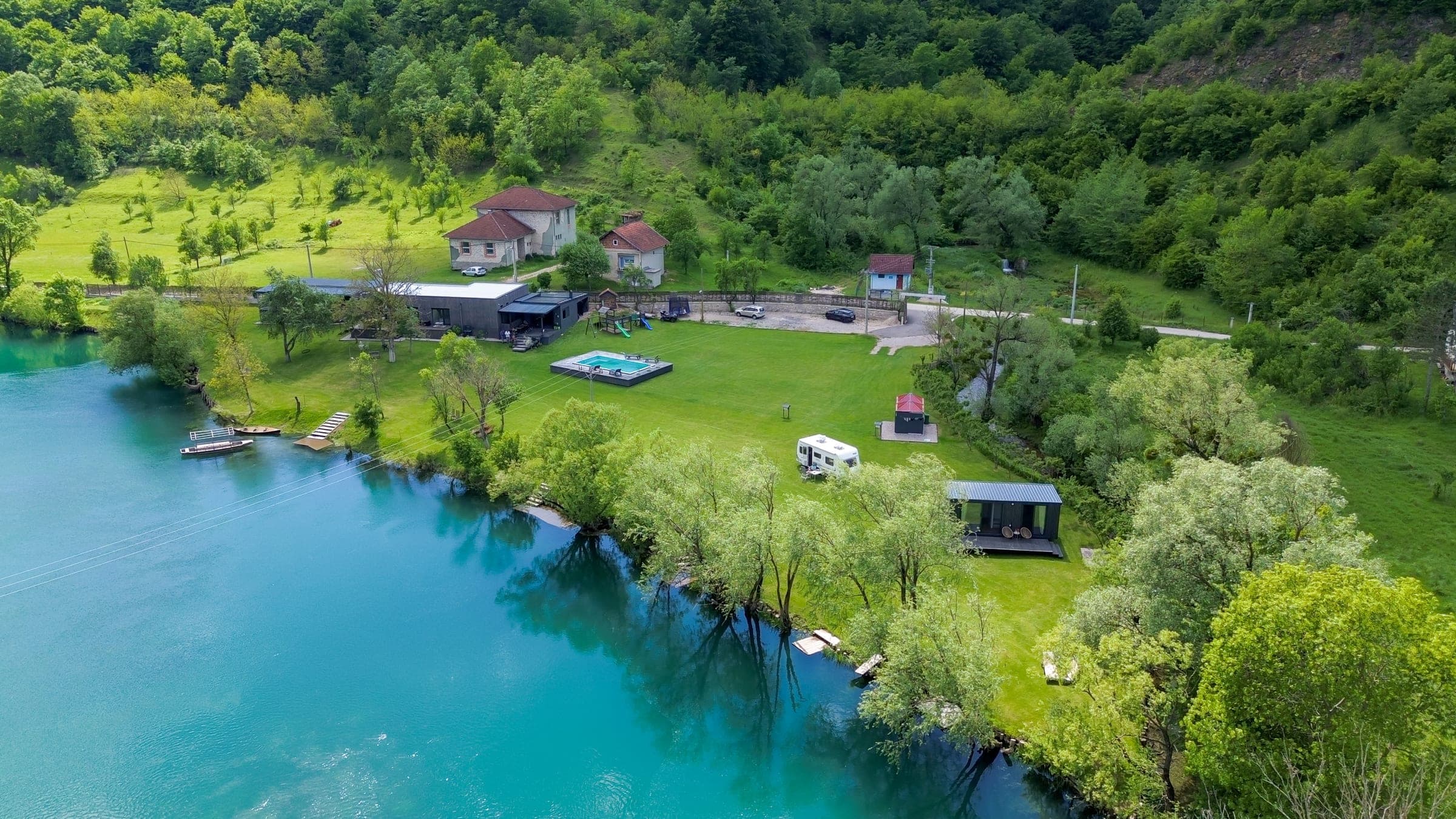 Una Meryland by the river